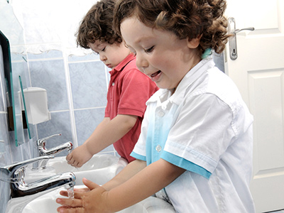 washing hands in child care